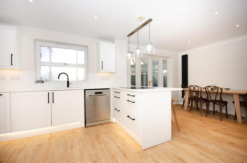 Kitchen pic 1.jpg