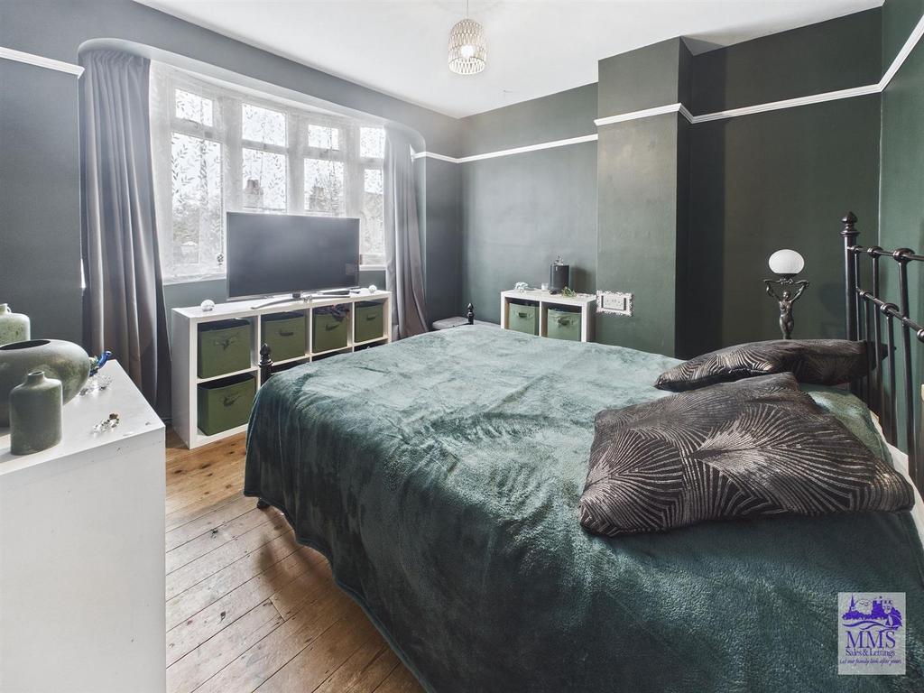 Bedroom without tv screen.jpg