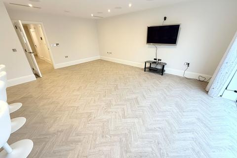 undefined, High Road, London N20