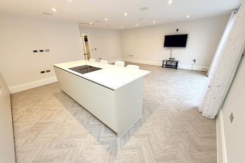 undefined, High Road, London N20