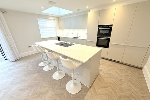 undefined, High Road, London N20