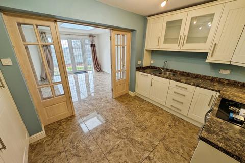 2 bedroom semi-detached house to rent, Strathern Drive, Bilston