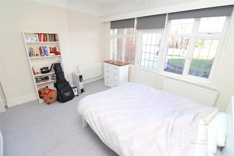 4 bedroom flat to rent, Armitage Road, Golders Green