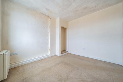 2 bedroom flat for sale, Stoke Road, Hampshire PO12