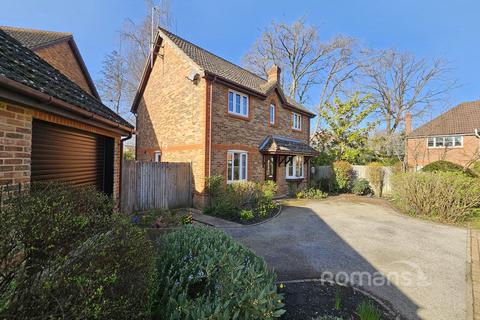 4 bedroom detached house for sale, Winchcombe Close, Fleet, Hampshire