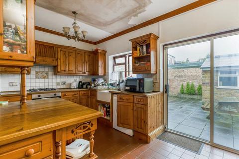 Flat to rent, Vicarage Road, Watford WD18