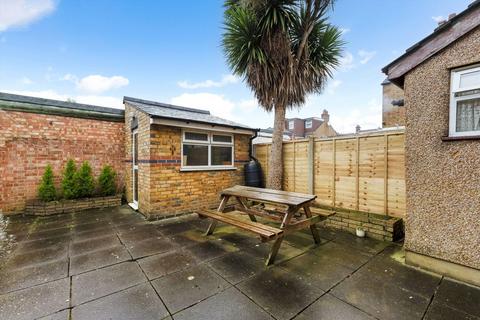 Flat to rent, Vicarage Road, Watford WD18
