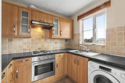 2 bedroom flat to rent, Poets Chase, Aylesbury HP21