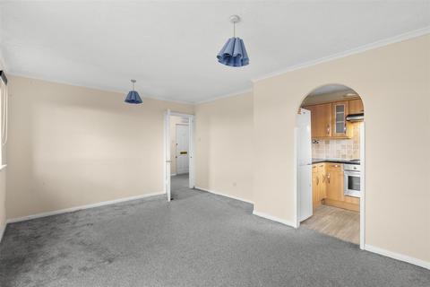2 bedroom flat to rent, Poets Chase, Aylesbury HP21