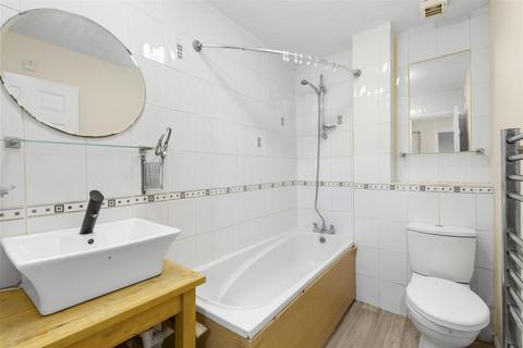 2 bedroom flat to rent, Poets Chase, Aylesbury HP21