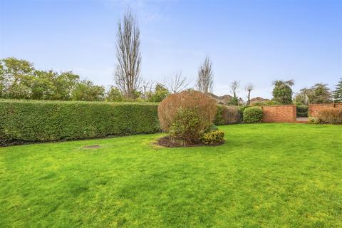 2 bedroom flat to rent, Poets Chase, Aylesbury HP21