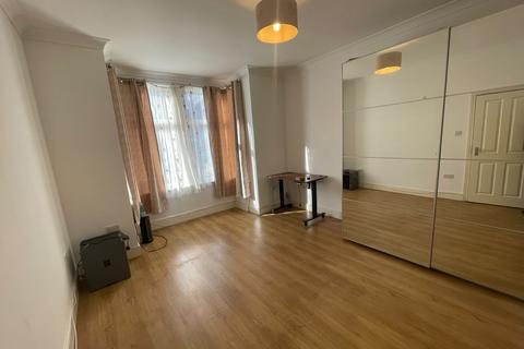 2 bedroom flat to rent, Haslemere Road, Ilford, Essex, IG3