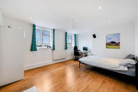 3 bedroom flat to rent, Longley Road, Tooting SW17