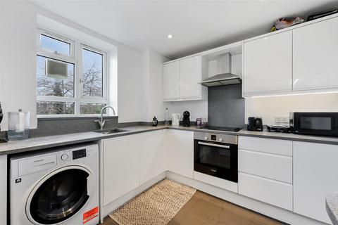 3 bedroom flat to rent, Longley Road, Tooting SW17