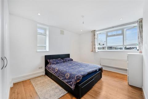 3 bedroom flat to rent, Longley Road, Tooting SW17