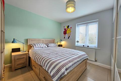 2 bedroom apartment to rent, Pineacre Close, Altrincham