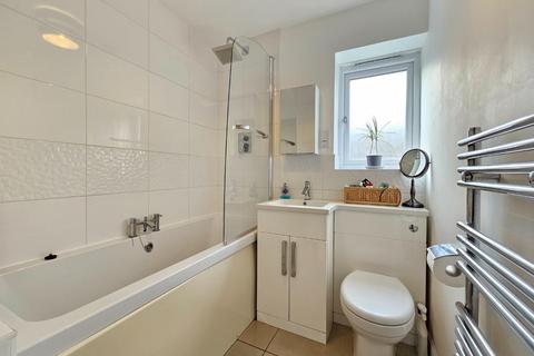 2 bedroom apartment to rent, Pineacre Close, Altrincham