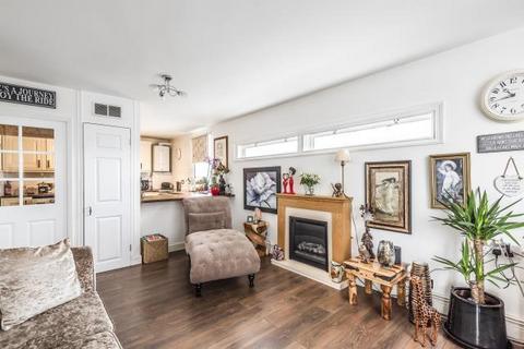 2 bedroom flat to rent, Staines Road West,  Sunbury-On-Thames,  TW16