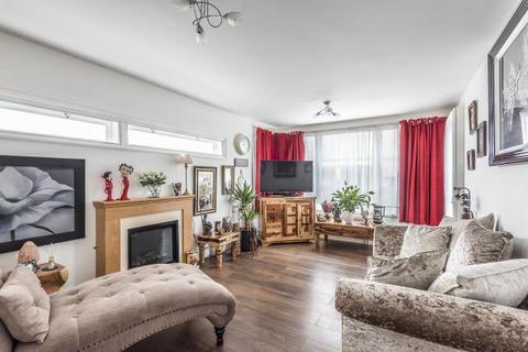 2 bedroom flat to rent, Staines Road West,  Sunbury-On-Thames,  TW16