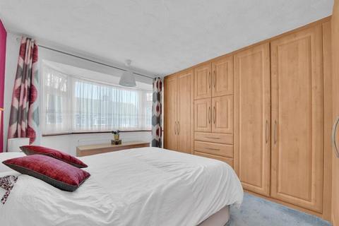 3 bedroom terraced house to rent, South Hall Drive, Rainham RM13