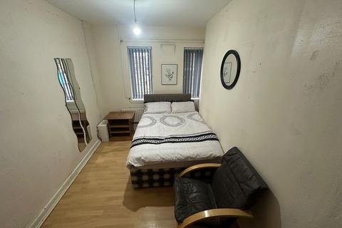 3 bedroom house share to rent, 3 Rooms Available In Weoley Castle, Weoley Castle Square