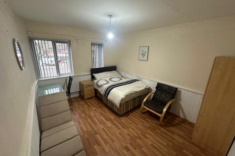 3 bedroom house share to rent, 3 Rooms Available In Weoley Castle, Weoley Castle Square