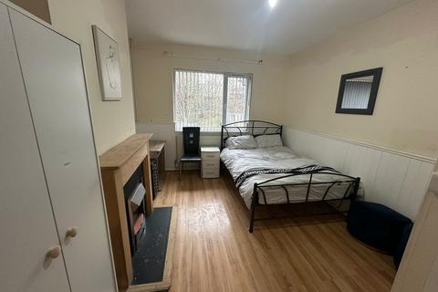 3 bedroom house share to rent, 3 Rooms Available In Weoley Castle, Weoley Castle Square