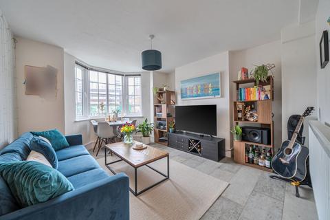 3 bedroom flat for sale, Frogmore, Putney, London, SW18