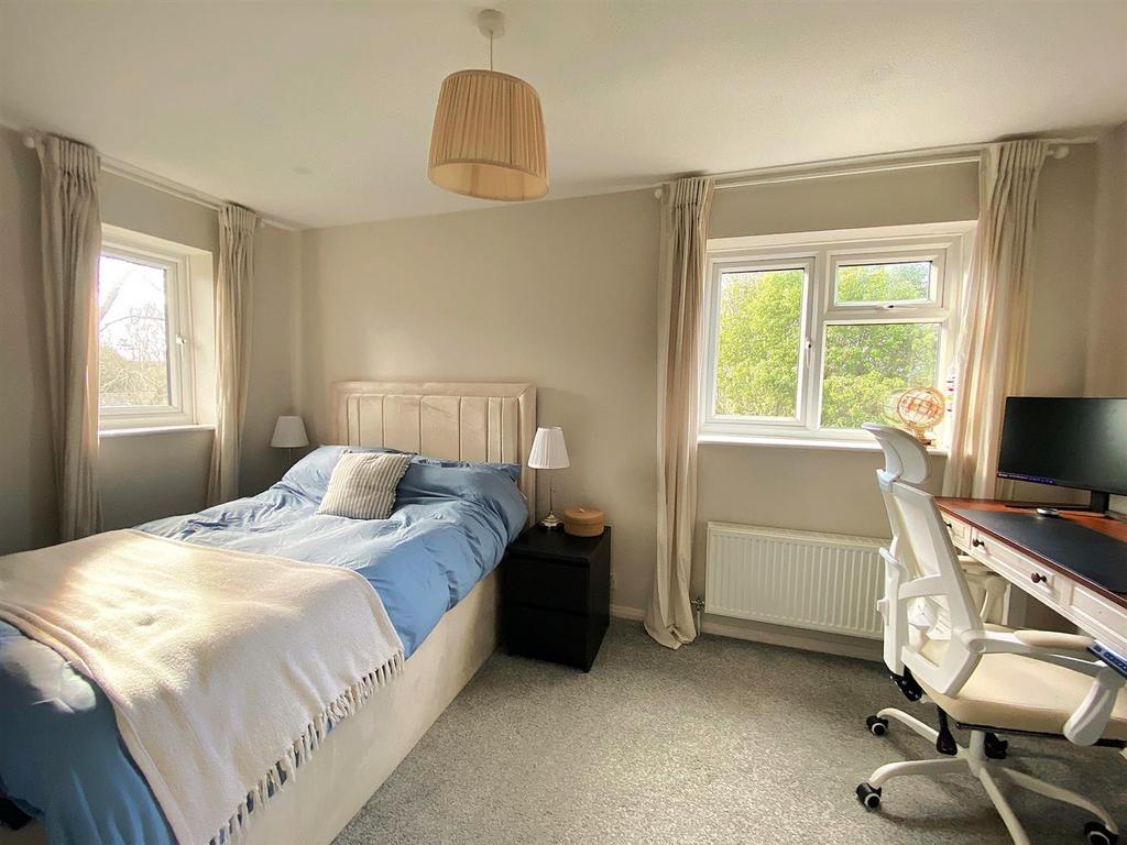 57 The Briary - Bed1.jpg