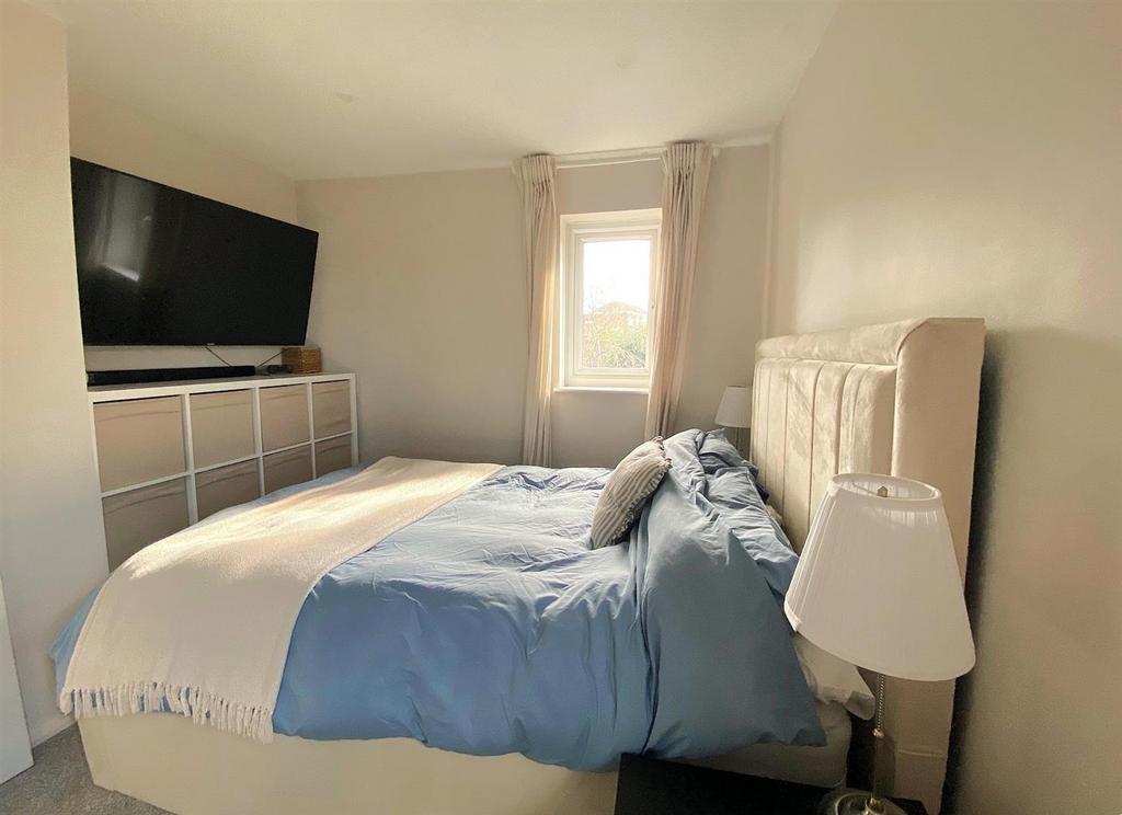 57 The Briary - Bed2.jpg