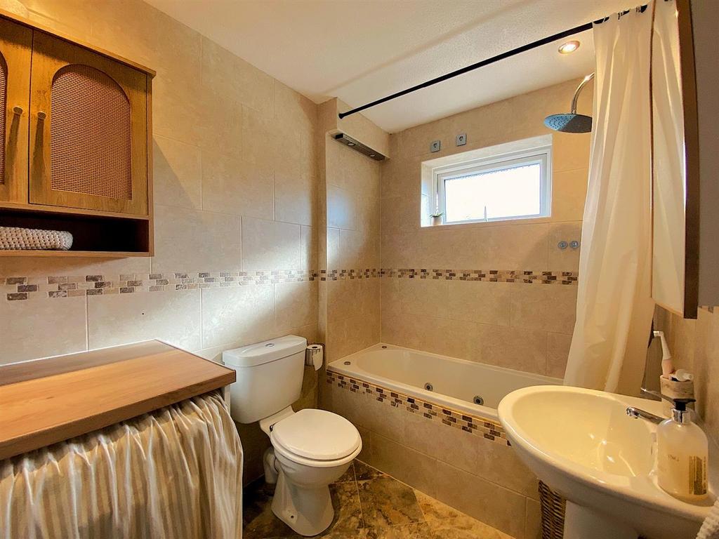 57 The Briary - Bathroom.jpg