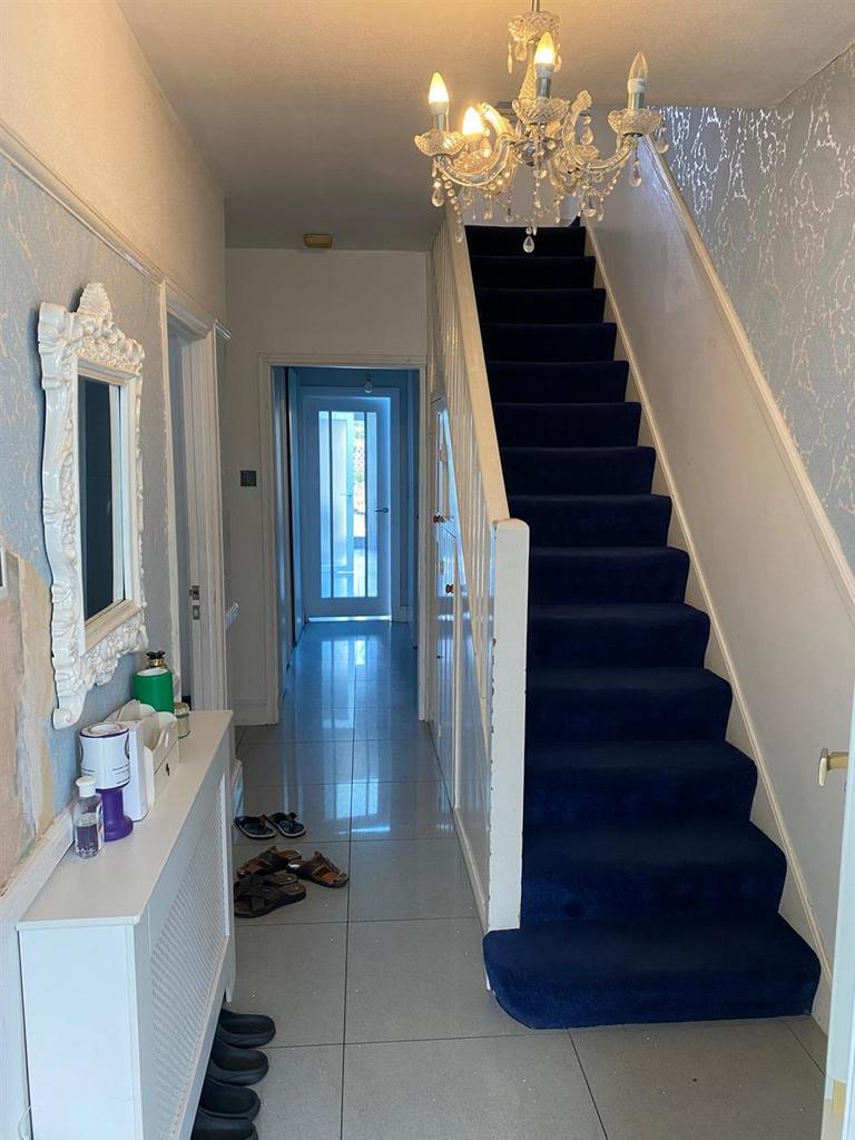 Entrance/Hallway: