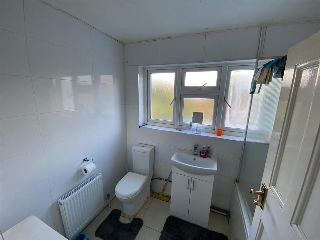Ground Floor Shower: