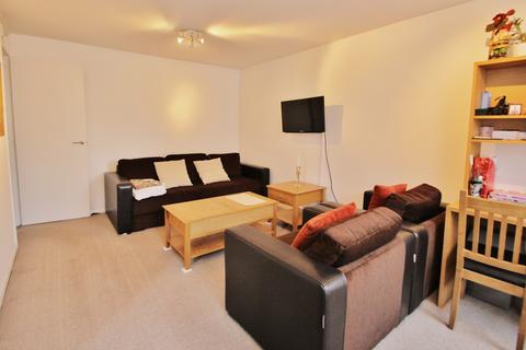 1 bedroom flat to rent, Lily Close, St Paul's Court, Hammersmith, W14