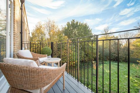 2 bedroom flat to rent, Chambers Park Hill, London SW20