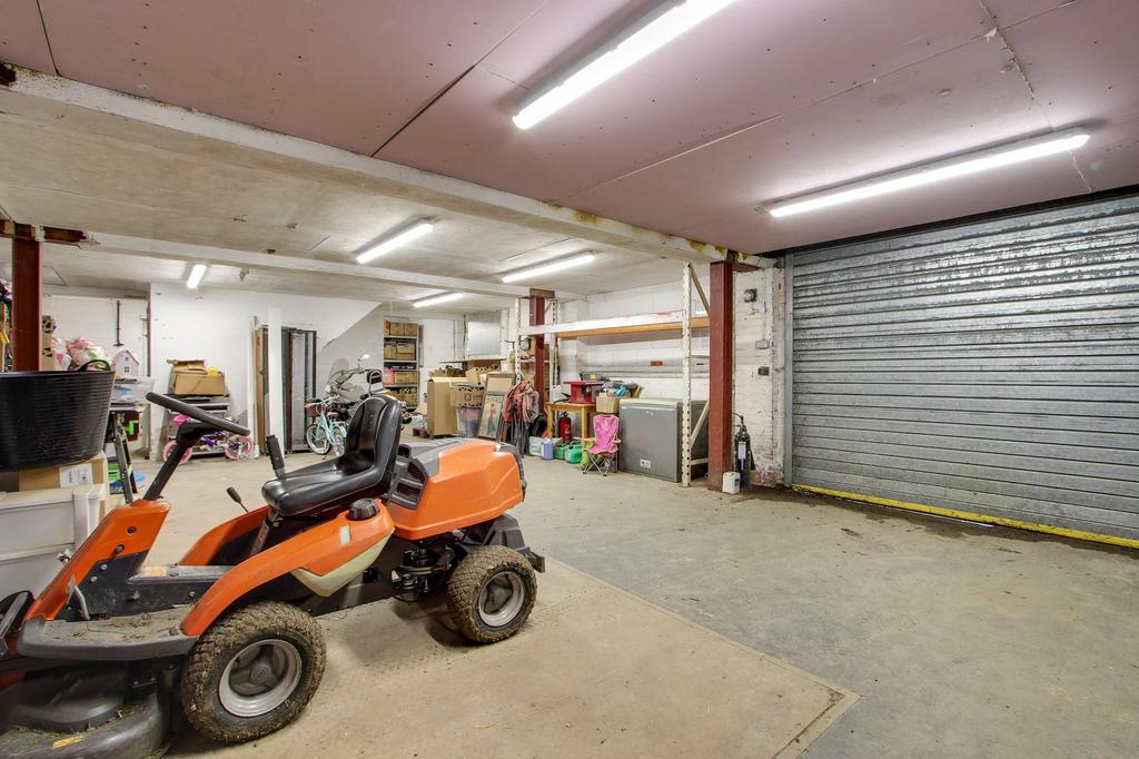 Garage/Workshop