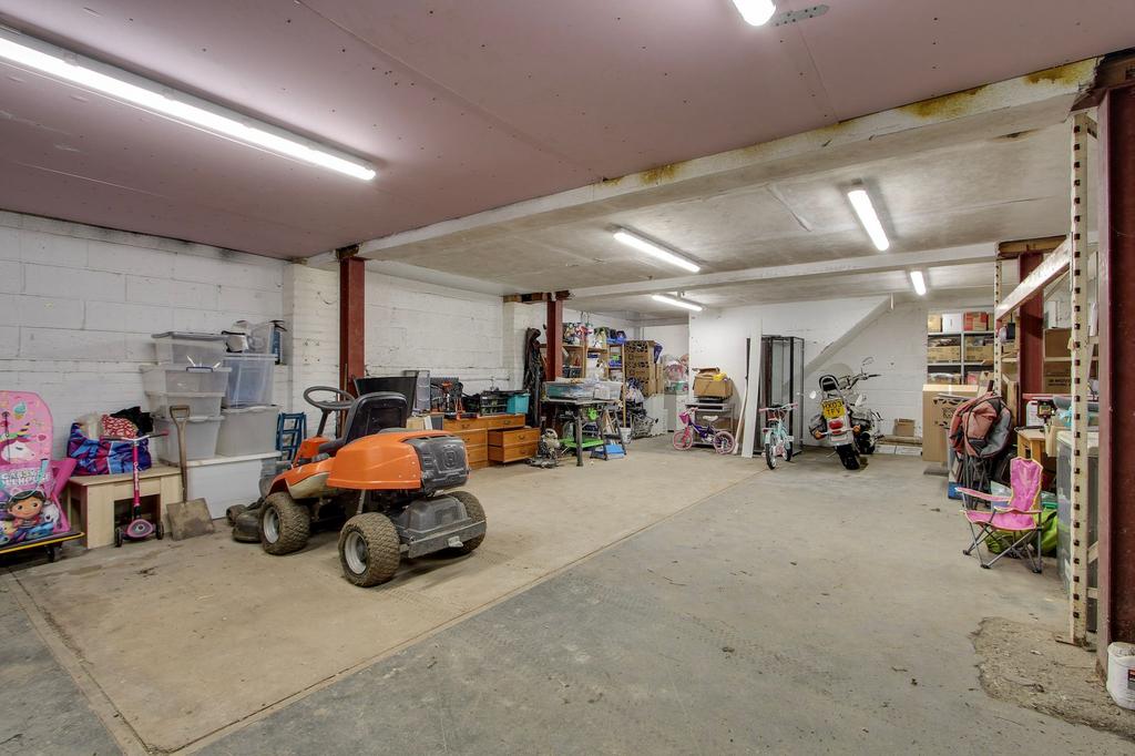 Garage/Workshop