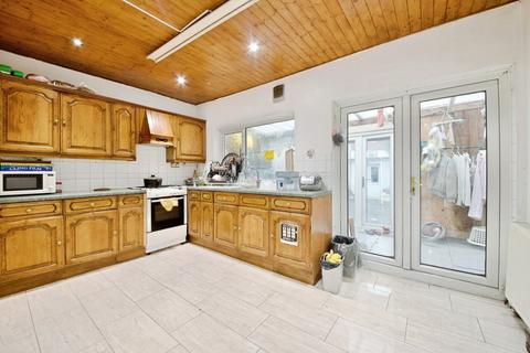 3 bedroom end of terrace house for sale, Yorkshire Gardens, London N18