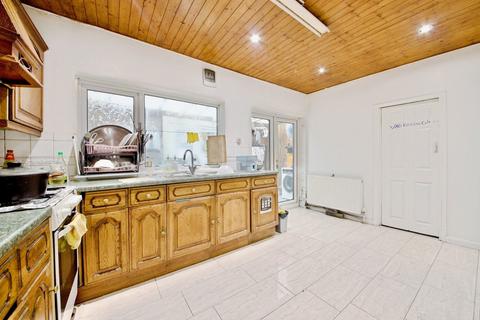 3 bedroom end of terrace house for sale, Yorkshire Gardens, London N18