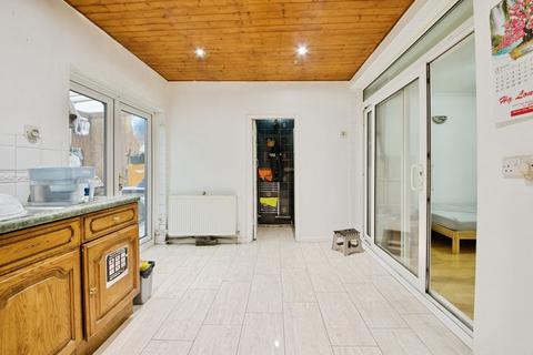 3 bedroom end of terrace house for sale, Yorkshire Gardens, London N18