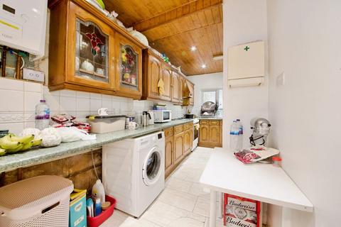 3 bedroom end of terrace house for sale, Yorkshire Gardens, London N18