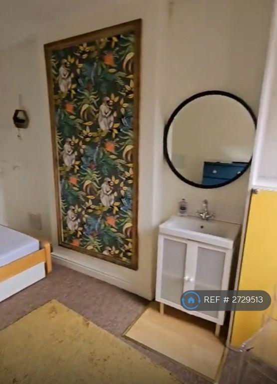 Middle Bedroom 1st Floor