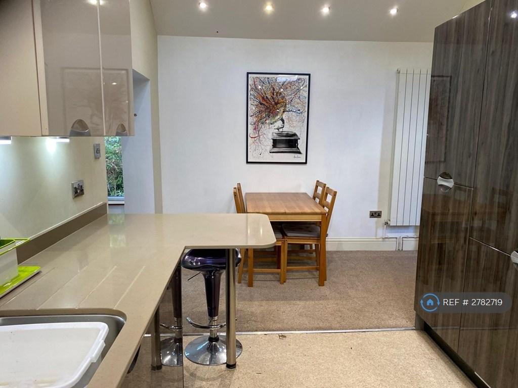 Kitchen / Dining Space