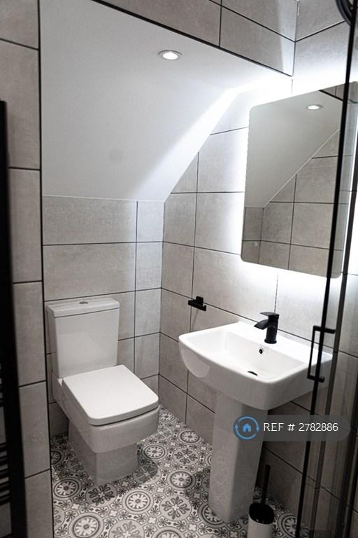 Room 1 Ensuite Available