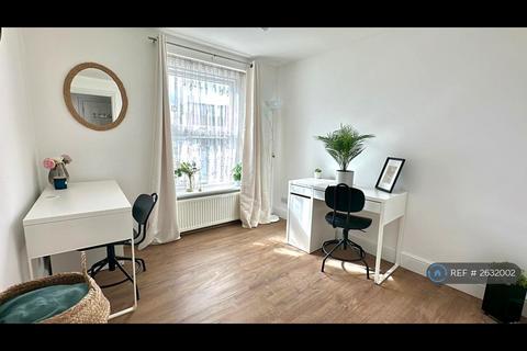 1 bedroom in a house share to rent, New Cross Road, London, SE14