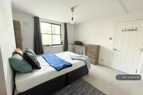1 bedroom in a house share to rent, New Cross Road, London, SE14