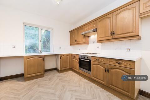 3 bedroom flat to rent, Woodlands Drive, Leeds, LS19
