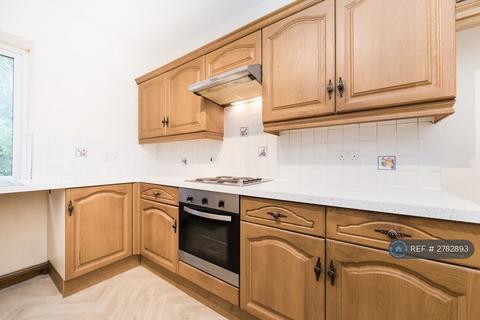 3 bedroom flat to rent, Woodlands Drive, Leeds, LS19