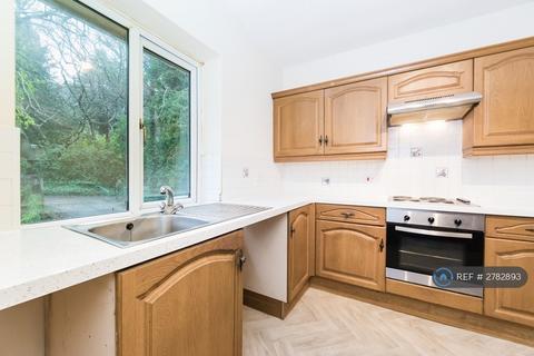 3 bedroom flat to rent, Woodlands Drive, Leeds, LS19