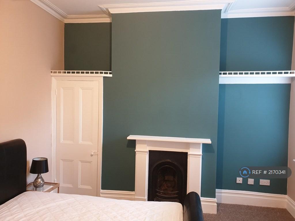 Upstairs Middle Bedroom